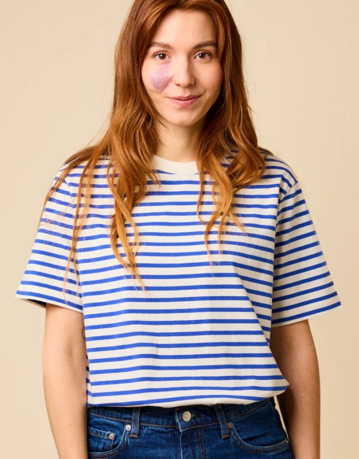 POPEIA T-Shirt in Königsblau/Off-White, Relaxed Fit aus 100 % Bio-Baumwolle, breiter Kragen, Detail im Nacken, nachhaltig produziert in Portugal