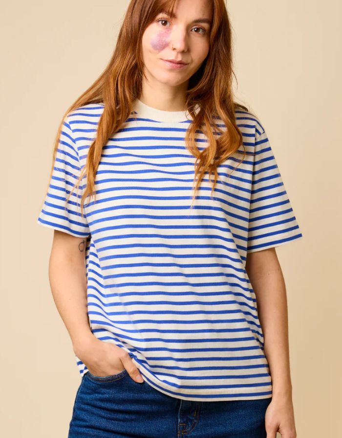 POPEIA T-Shirt in Königsblau/Off-White, Relaxed Fit aus 100 % Bio-Baumwolle, breiter Kragen, Detail im Nacken, nachhaltig produziert in Portugal