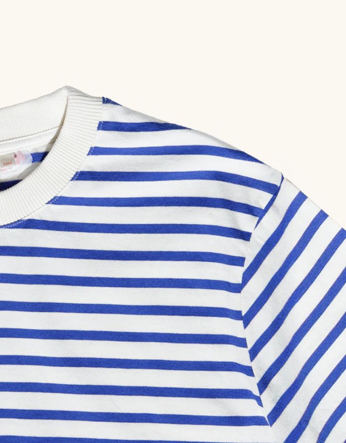 POPEIA T-Shirt in Königsblau/Off-White, Relaxed Fit aus 100 % Bio-Baumwolle, breiter Kragen, Detail im Nacken, nachhaltig produziert in Portugal