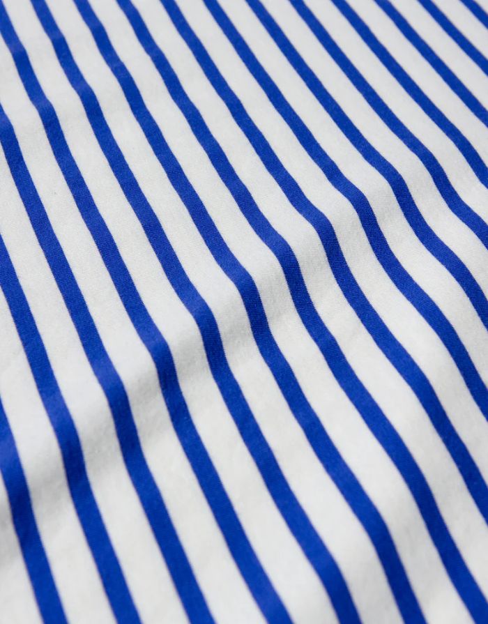 POPEIA T-Shirt in Königsblau/Off-White, Relaxed Fit aus 100 % Bio-Baumwolle, breiter Kragen, Detail im Nacken, nachhaltig produziert in Portugal