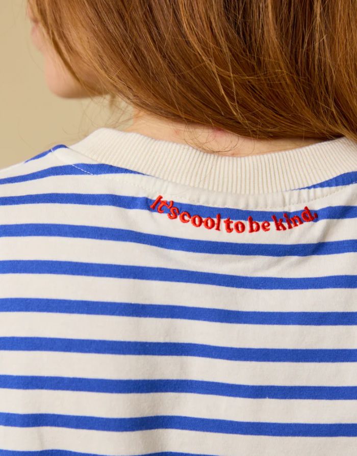 POPEIA T-Shirt in Königsblau/Off-White, Relaxed Fit aus 100 % Bio-Baumwolle, breiter Kragen, Detail im Nacken, nachhaltig produziert in Portugal