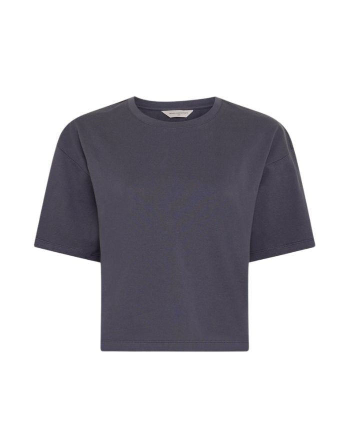 Tshirt Leana von MSCH Copenhagen in der Farbe India Ink aus 100% Baumwolle und im Cropped Schnitt als Freisteller von vorne