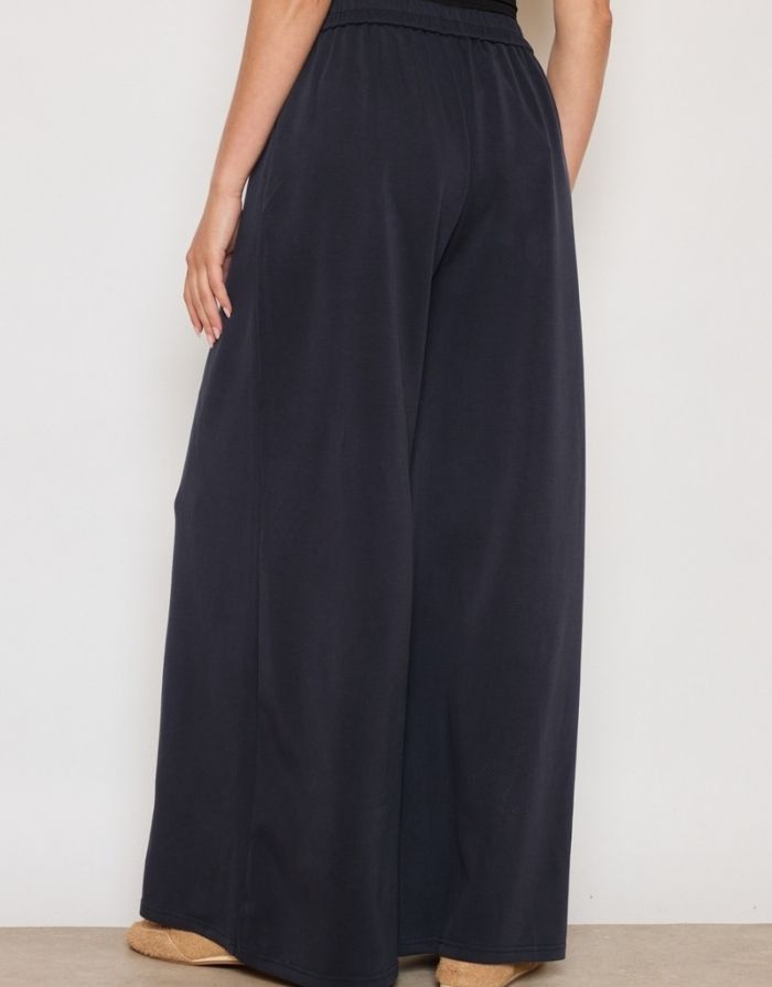 Weite Stoffhose in Navy Blue mit fließender Passform.