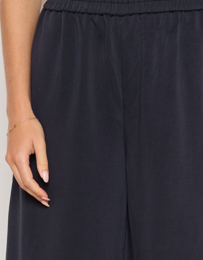 Weite Stoffhose in Navy Blue mit fließender Passform.
