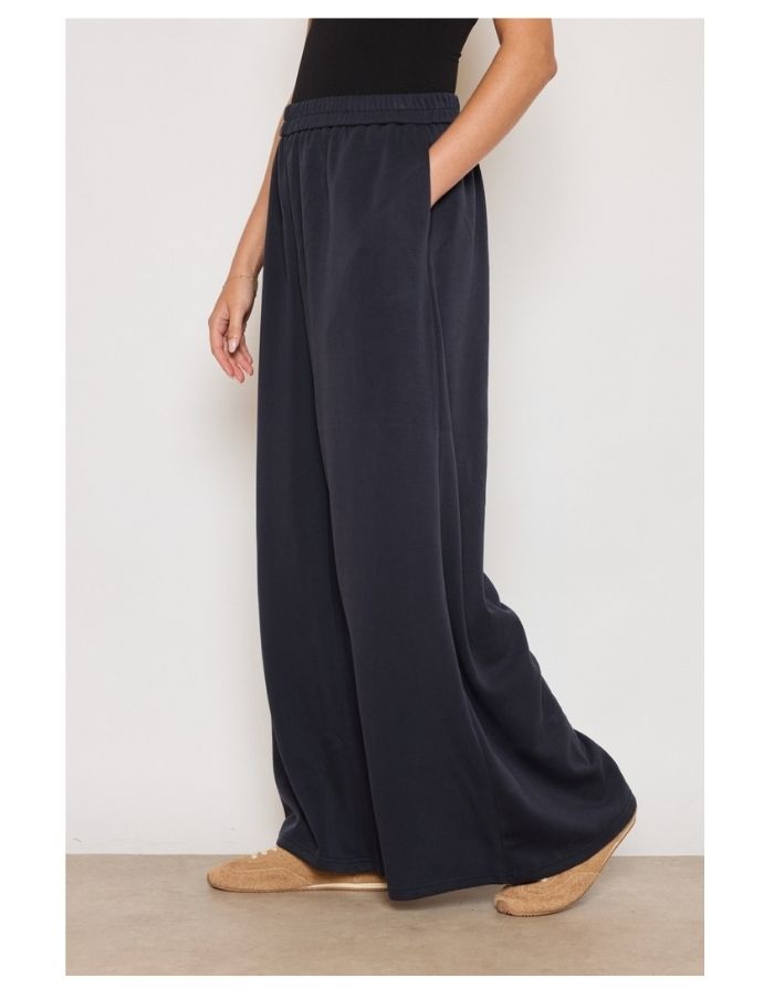 Weite Stoffhose in Navy Blue mit fließender Passform.