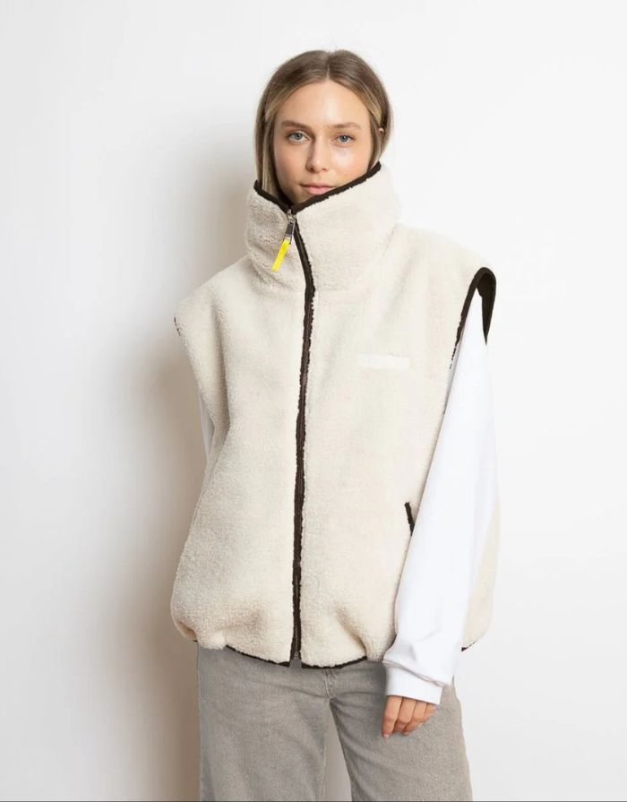 Reversible Bomber Weste von Vivi Mari in Chocolate Sand  tragbar mit glattem Nylon oder weichem Fleece außen, oversized geschnitten mit Reißverschluss und Taschen, ideal für Layering und urbane Looks.
