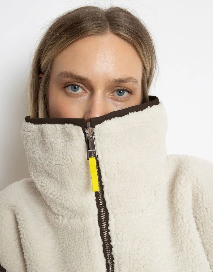 Reversible Bomber Weste von Vivi Mari in Chocolate Sand  tragbar mit glattem Nylon oder weichem Fleece außen, oversized geschnitten mit Reißverschluss und Taschen, ideal für Layering und urbane Looks.