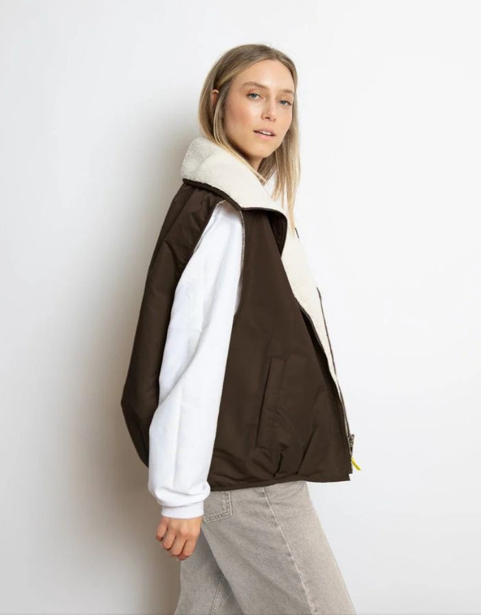 Reversible Bomber Weste von Vivi Mari in Chocolate Sand  tragbar mit glattem Nylon oder weichem Fleece außen, oversized geschnitten mit Reißverschluss und Taschen, ideal für Layering und urbane Looks.