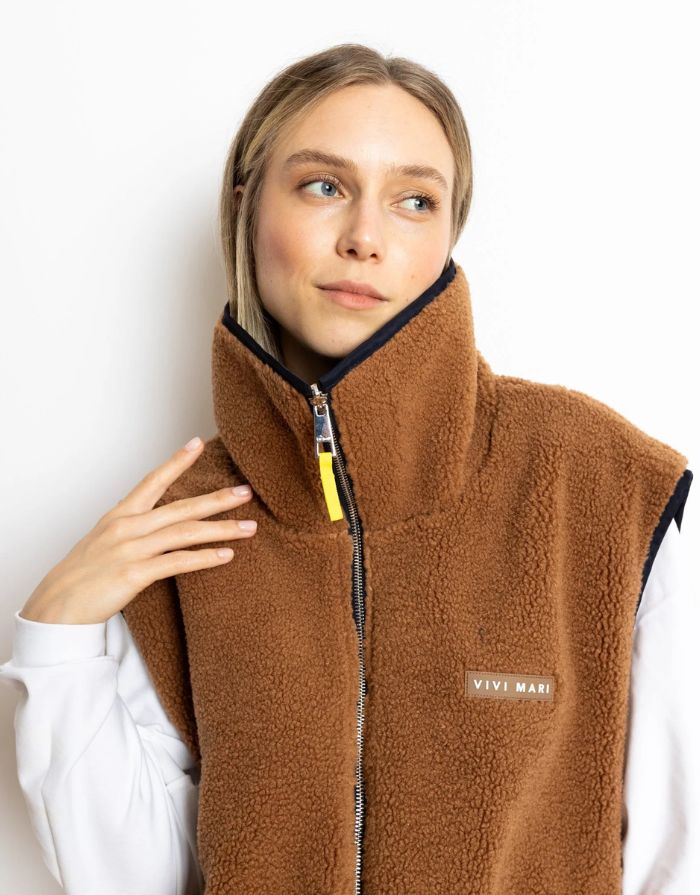 Reversible Bomber Weste von Vivi Mari in Navy und Karamell, tragbar mit glattem Nylon oder weichem Fleece außen, oversized geschnitten mit Reißverschluss und Taschen, ideal für Layering und urbane Looks.