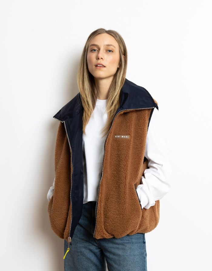 Reversible Bomber Weste von Vivi Mari in Navy und Karamell, tragbar mit glattem Nylon oder weichem Fleece außen, oversized geschnitten mit Reißverschluss und Taschen, ideal für Layering und urbane Looks.