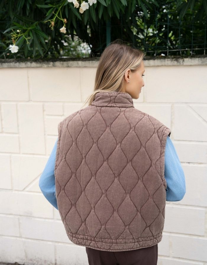 Gesteppte Baumwollweste in Brown mit Reißverschluss, hohem Kragen und aufgesetzten Taschen