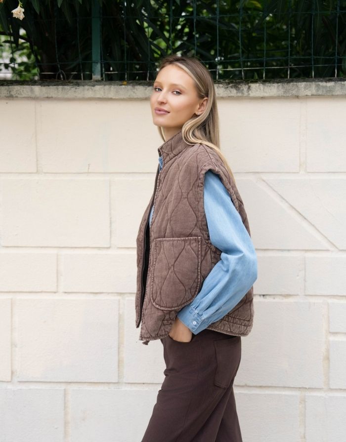Gesteppte Baumwollweste in Brown mit Reißverschluss, hohem Kragen und aufgesetzten Taschen
