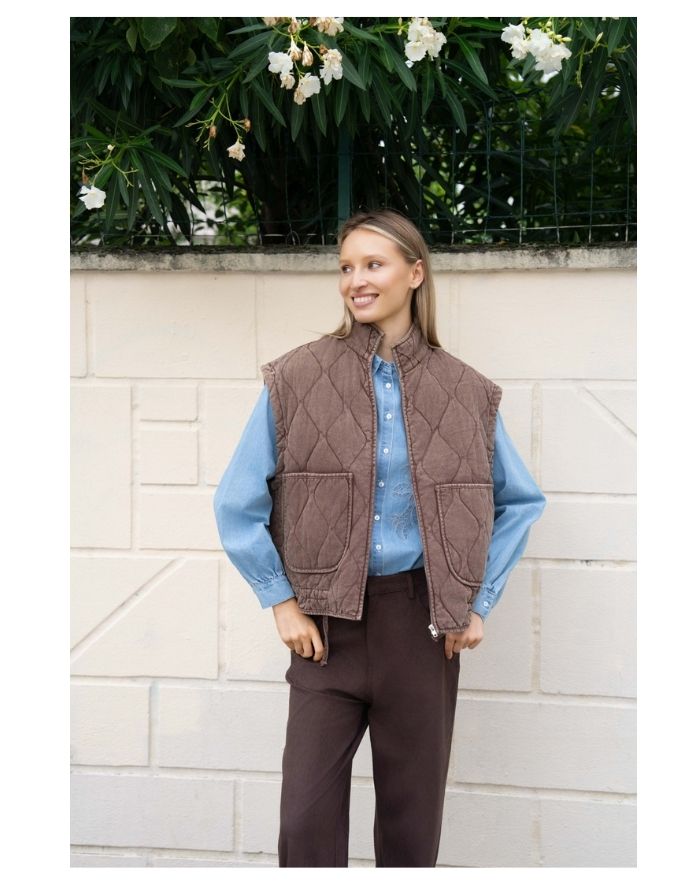 Gesteppte Baumwollweste in Brown mit Reißverschluss, hohem Kragen und aufgesetzten Taschen