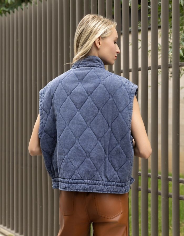  Gesteppte Baumwollweste in Navy Blue mit Reißverschluss, hohem Kragen und aufgesetzten Taschen.
