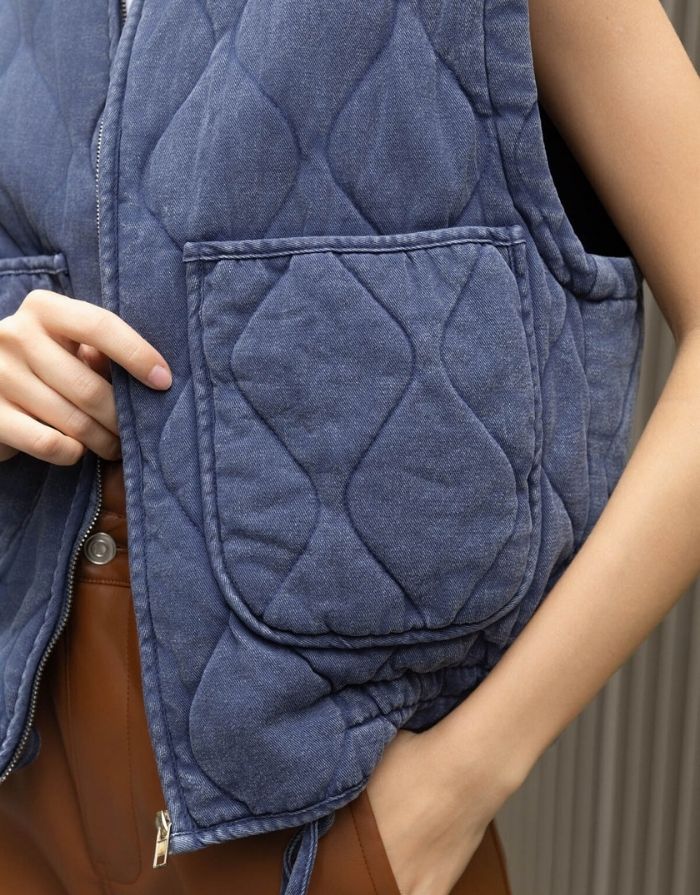  Gesteppte Baumwollweste in Navy Blue mit Reißverschluss, hohem Kragen und aufgesetzten Taschen.
