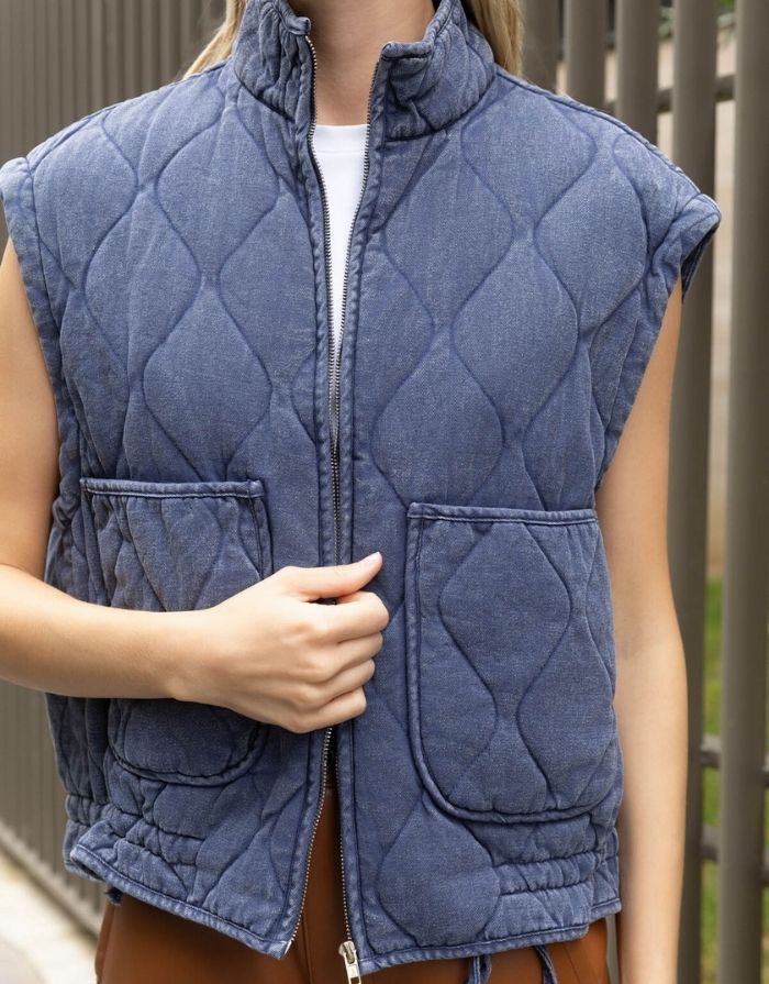 Gesteppte Baumwollweste in Navy Blue mit Reißverschluss, hohem Kragen und aufgesetzten Taschen.
