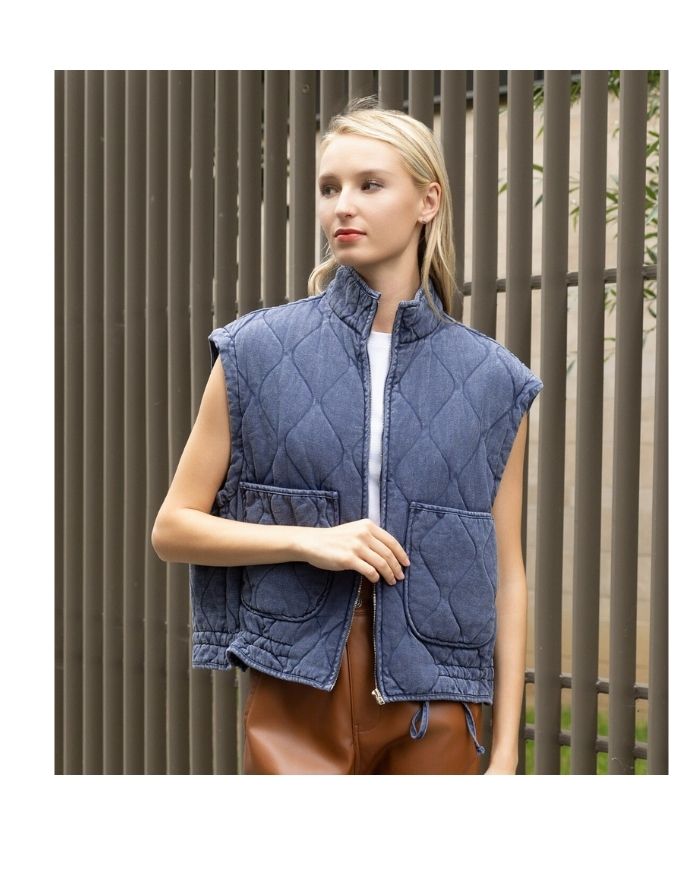  Gesteppte Baumwollweste in Navy Blue mit Reißverschluss, hohem Kragen und aufgesetzten Taschen.

