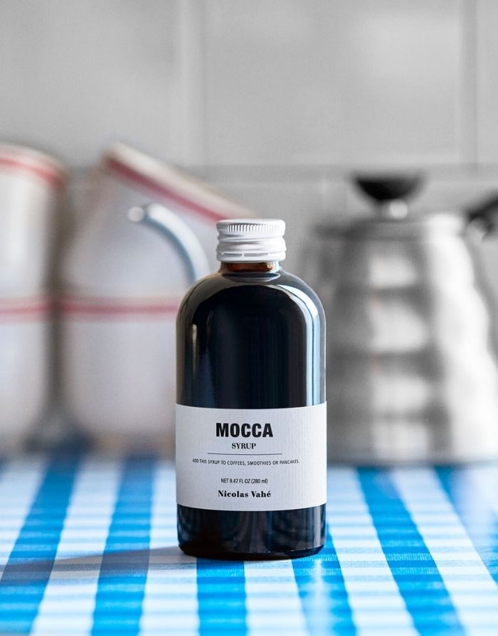 Kaffeesirup Mocca von Nicolas Vahé mit intensivem Kaffeearoma in einer Glasflasche für Kaffee, Cocktails und Desserts.