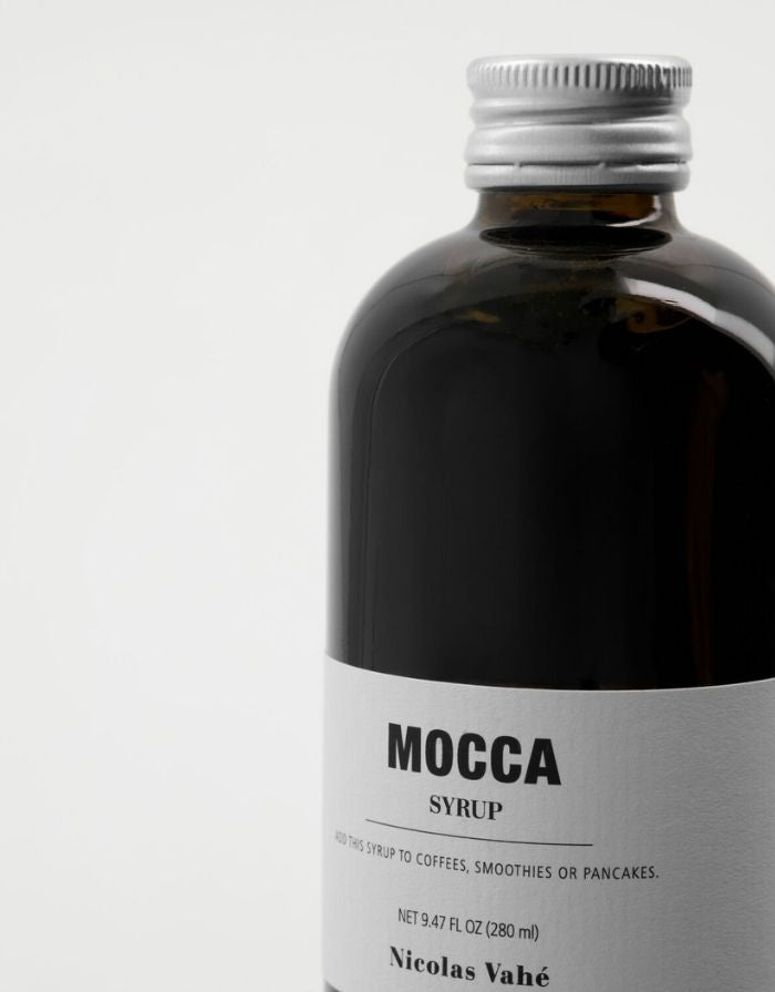 Kaffeesirup Mocca von Nicolas Vahé mit intensivem Kaffeearoma in einer Glasflasche für Kaffee, Cocktails und Desserts.