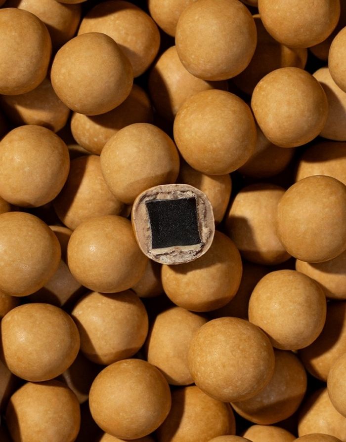 Lakrids by Bülow Ægg Crispy Caramel Lakritz mit Dulce-Schokolade und Meersalz in Osterei-Verpackung (470 g).