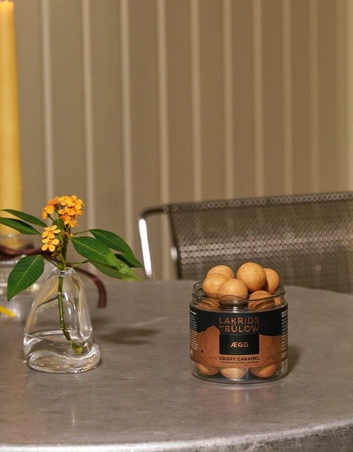 Lakrids by Bülow Ægg Crispy Caramel Lakritz mit Dulce-Schokolade und Meersalz in 115 g Dose.