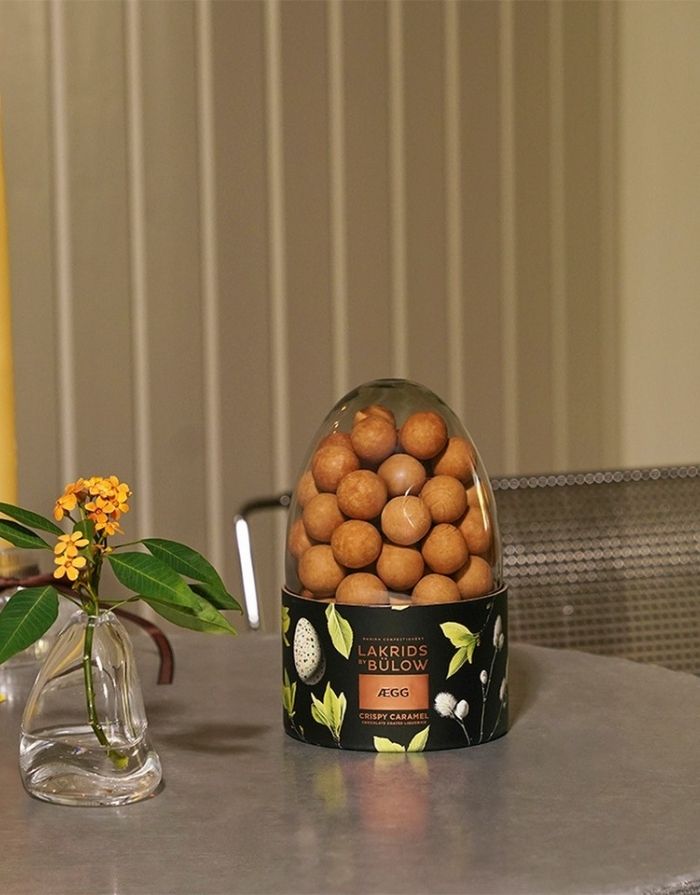 Lakrids by Bülow Ægg Crispy Caramel Lakritz mit Dulce-Schokolade und Meersalz in Osterei-Verpackung (470 g).