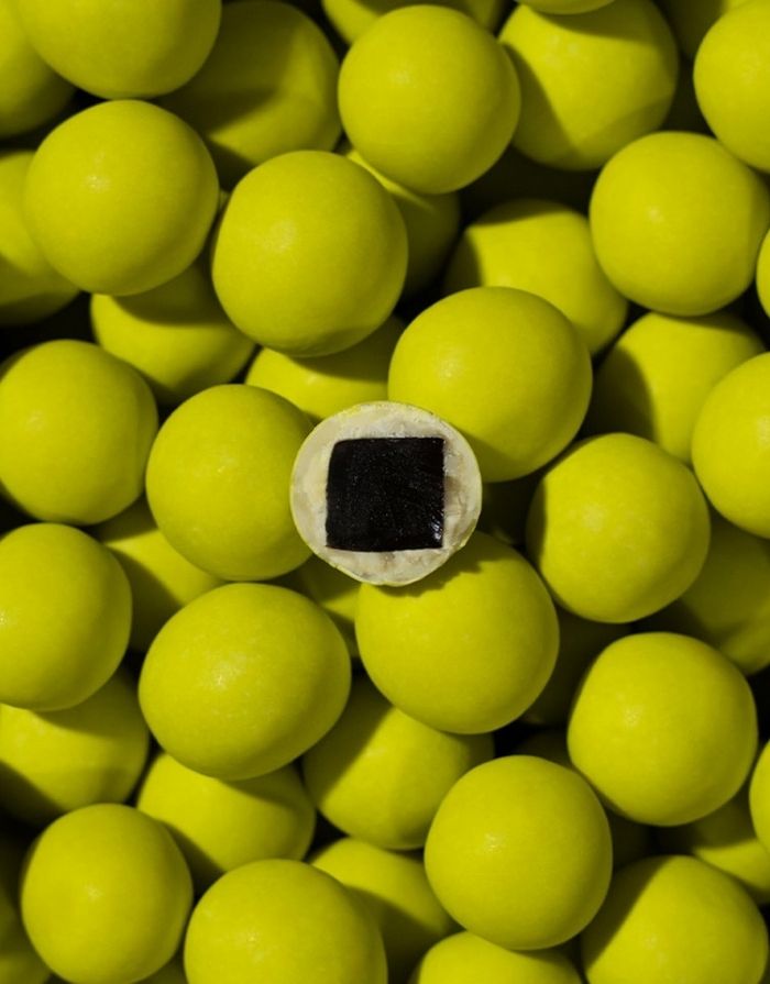  Lakrids by Bülow Lime Crackle Lakritz in Osterei-Verpackung mit weißer Schokolade und Limette (470 g).