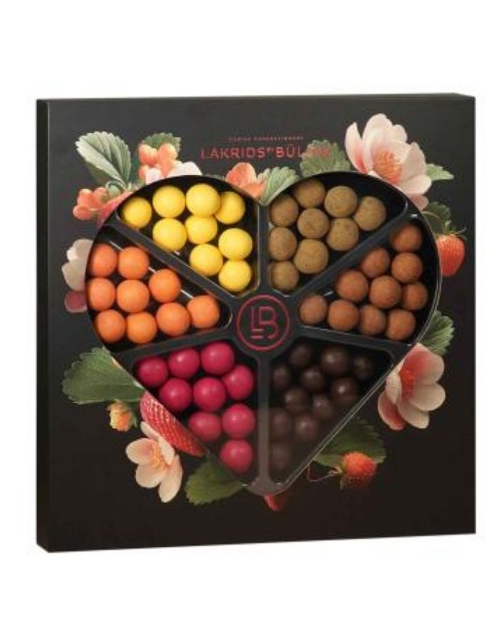 Lakrids by Bülow Love Selection Box Large in Herzform mit gemischtem Lakritz und Schokolade.

