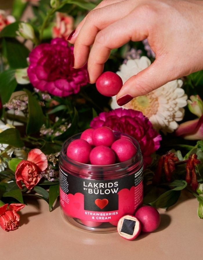 Lakrids by Bülow Strawberry & Cream Lakritz mit weißer Schokolade, Erdbeere und Sahne.