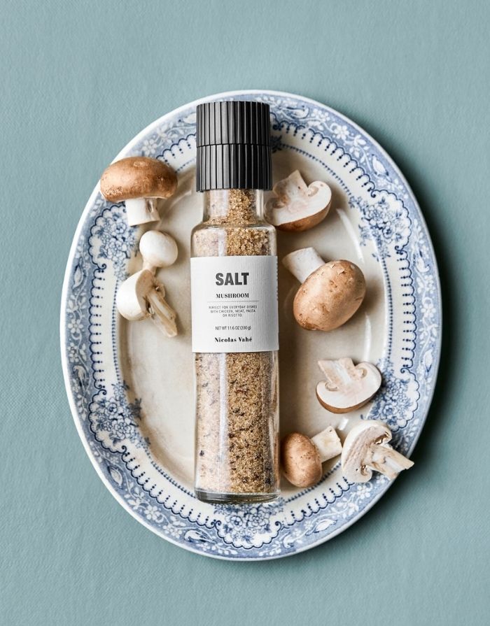 Salz Mushroom von Nicolas Vahé mit getrockneten Pilzen und Keramikmahlwerk in einer Gewürzmühle.