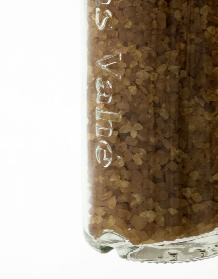  Smoked Salz von Nicolas Vahé mit Keramikmahlwerk und über Buchenholz geräuchertem Meersalz in einer Gewürzmühle.