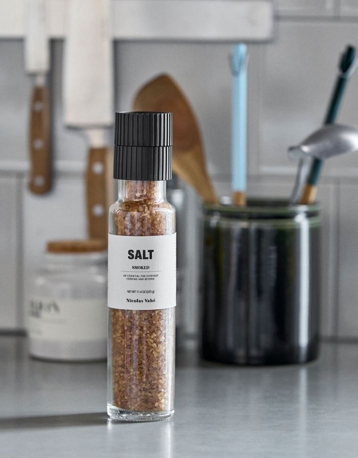  Smoked Salz von Nicolas Vahé mit Keramikmahlwerk und über Buchenholz geräuchertem Meersalz in einer Gewürzmühle.