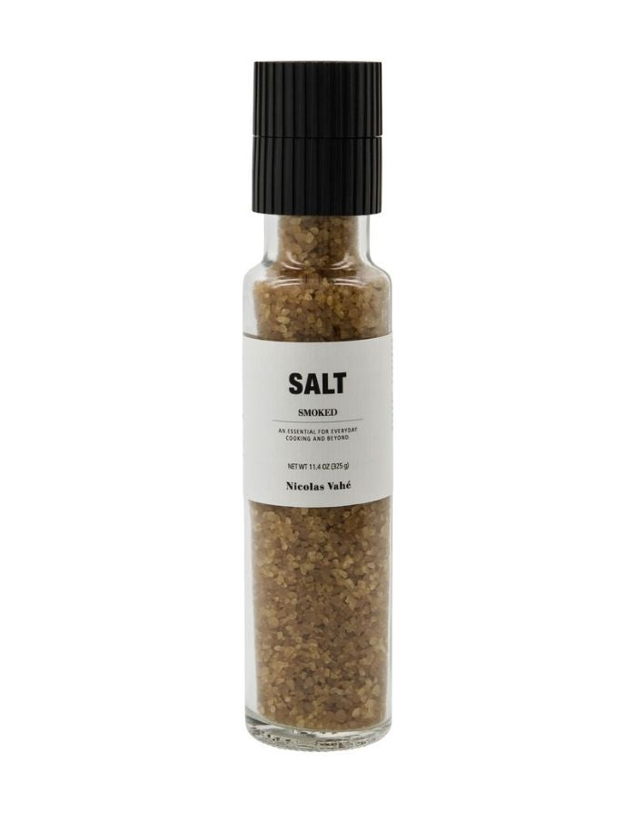  Smoked Salz von Nicolas Vahé mit Keramikmahlwerk und über Buchenholz geräuchertem Meersalz in einer Gewürzmühle.