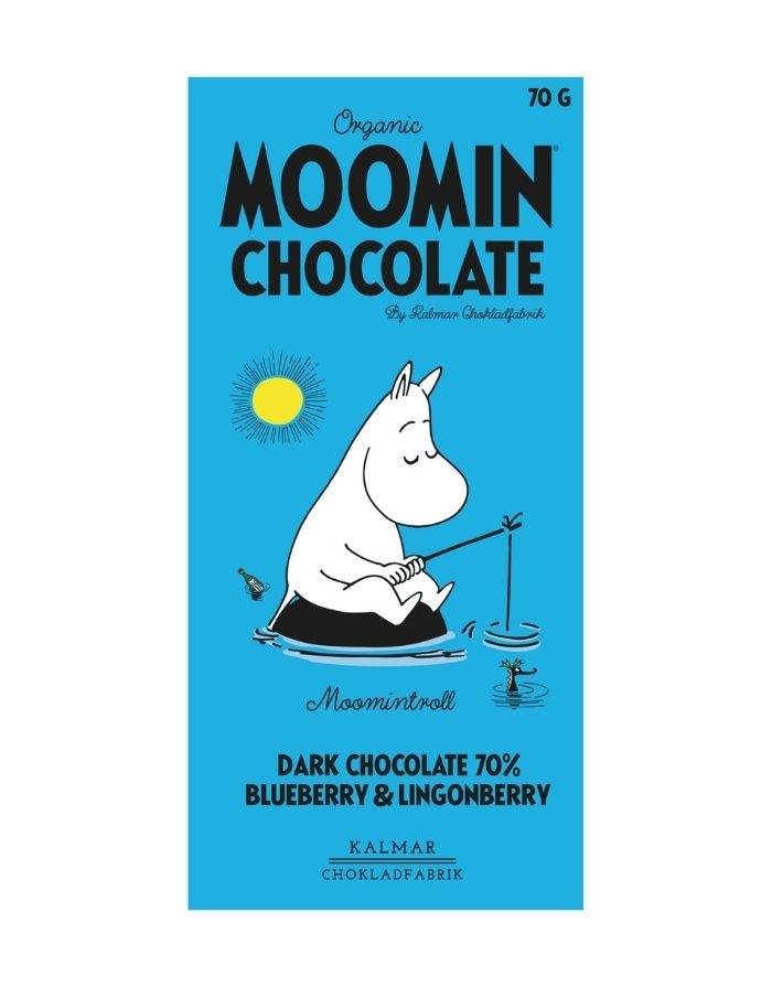 Bio-Schokoladentafel Moomintroll von Kalmar Chokladfabrik aus 70 % dunkler Schokolade mit Preiselbeeren und Blaubeeren in Mumin-Verpackung.
