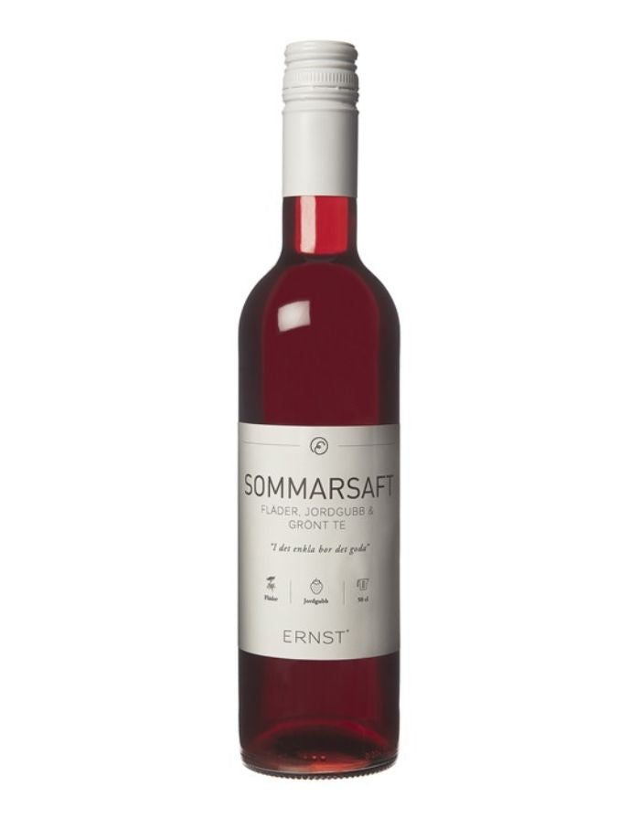 Sommersaft Konzentrat von ERNST aus Schweden mit Holunderblüte, Erdbeere und grünem Tee in einer 0,5-Liter-Flasche.
