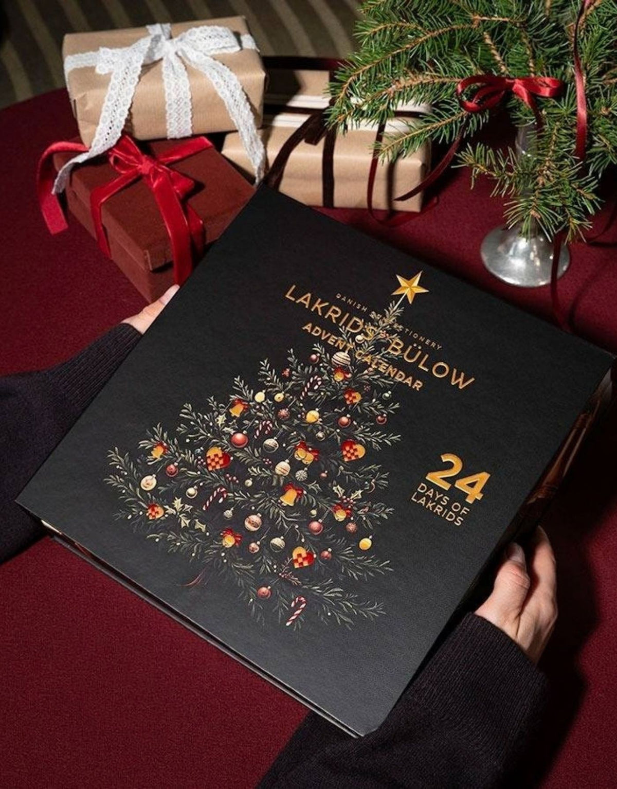 Lakrids by Bülow Adventskalender 2026 mit 24 Türchen und 345 g schokoladenüberzogenem Lakritz in verschiedenen Geschmacksrichtungen.