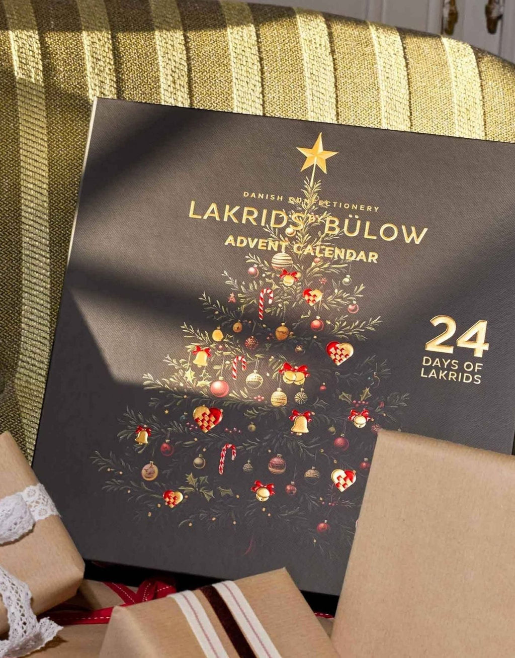 Lakrids by Bülow Adventskalender 2026 mit 24 Türchen und 345 g schokoladenüberzogenem Lakritz in verschiedenen Geschmacksrichtungen.