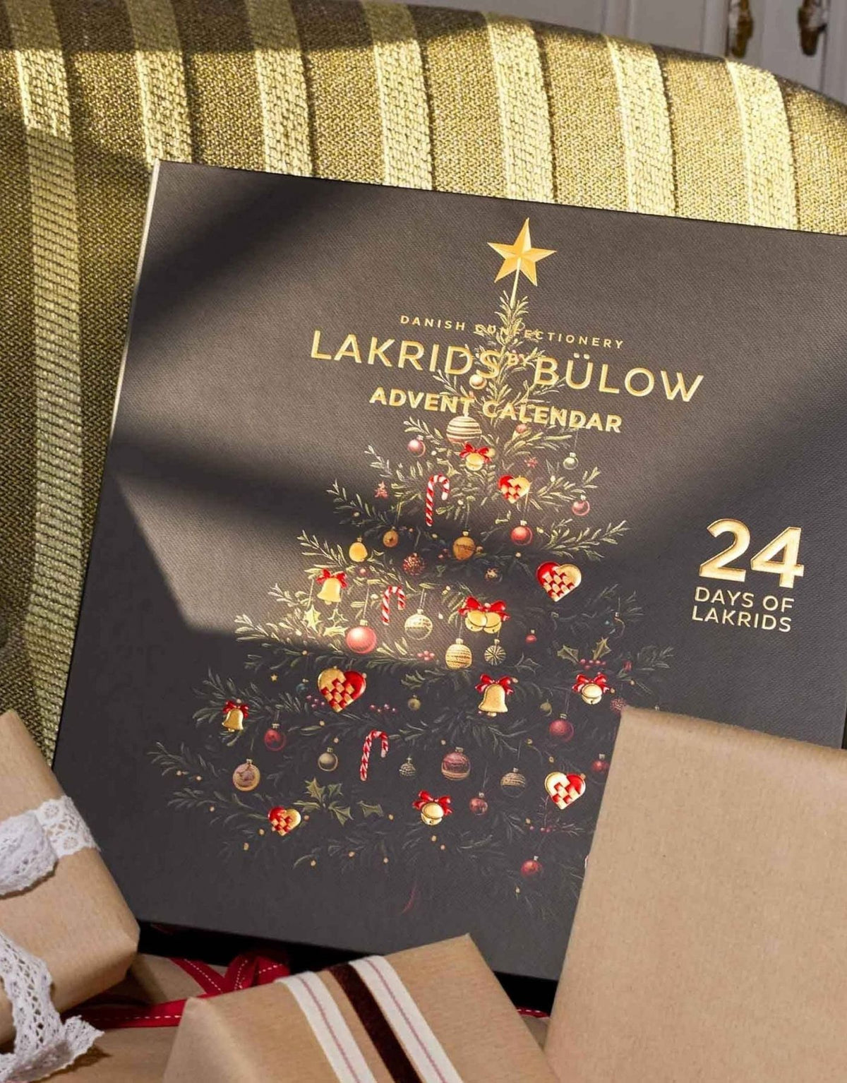 Lakrids by Bülow Adventskalender 2026 mit 24 Türchen und 345 g schokoladenüberzogenem Lakritz in verschiedenen Geschmacksrichtungen.