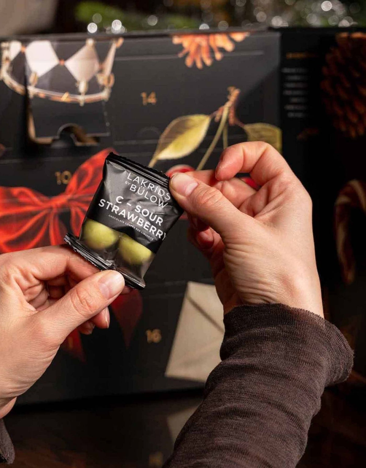 Lakrids by Bülow Adventskalender 2026 mit 24 Türchen und 345 g schokoladenüberzogenem Lakritz in verschiedenen Geschmacksrichtungen.