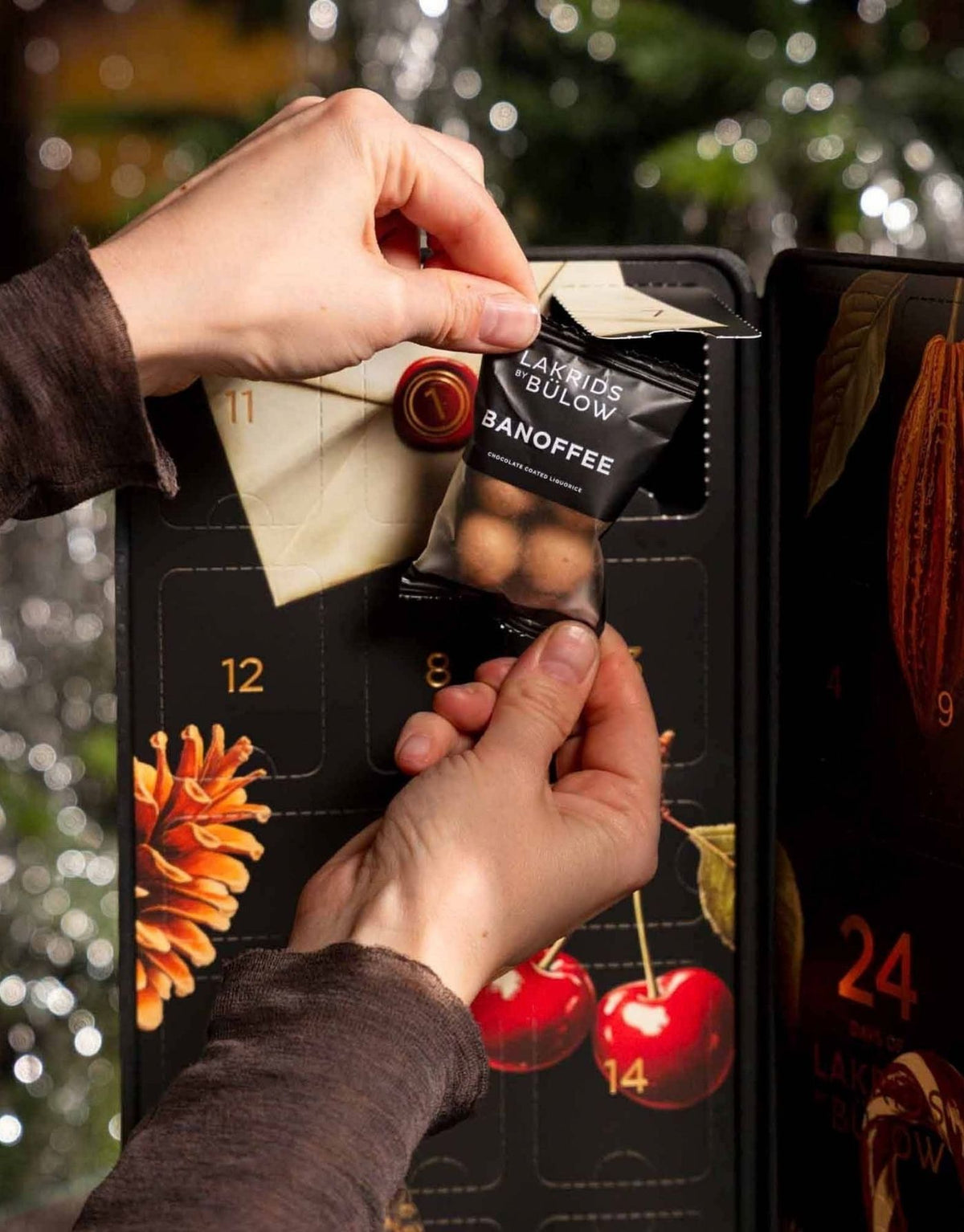 Großer Lakrids by Bülow Adventskalender 2026 mit 24 Türchen und 690 g schokoladenüberzogenem Lakritz in verschiedenen Geschmacksrichtungen.
