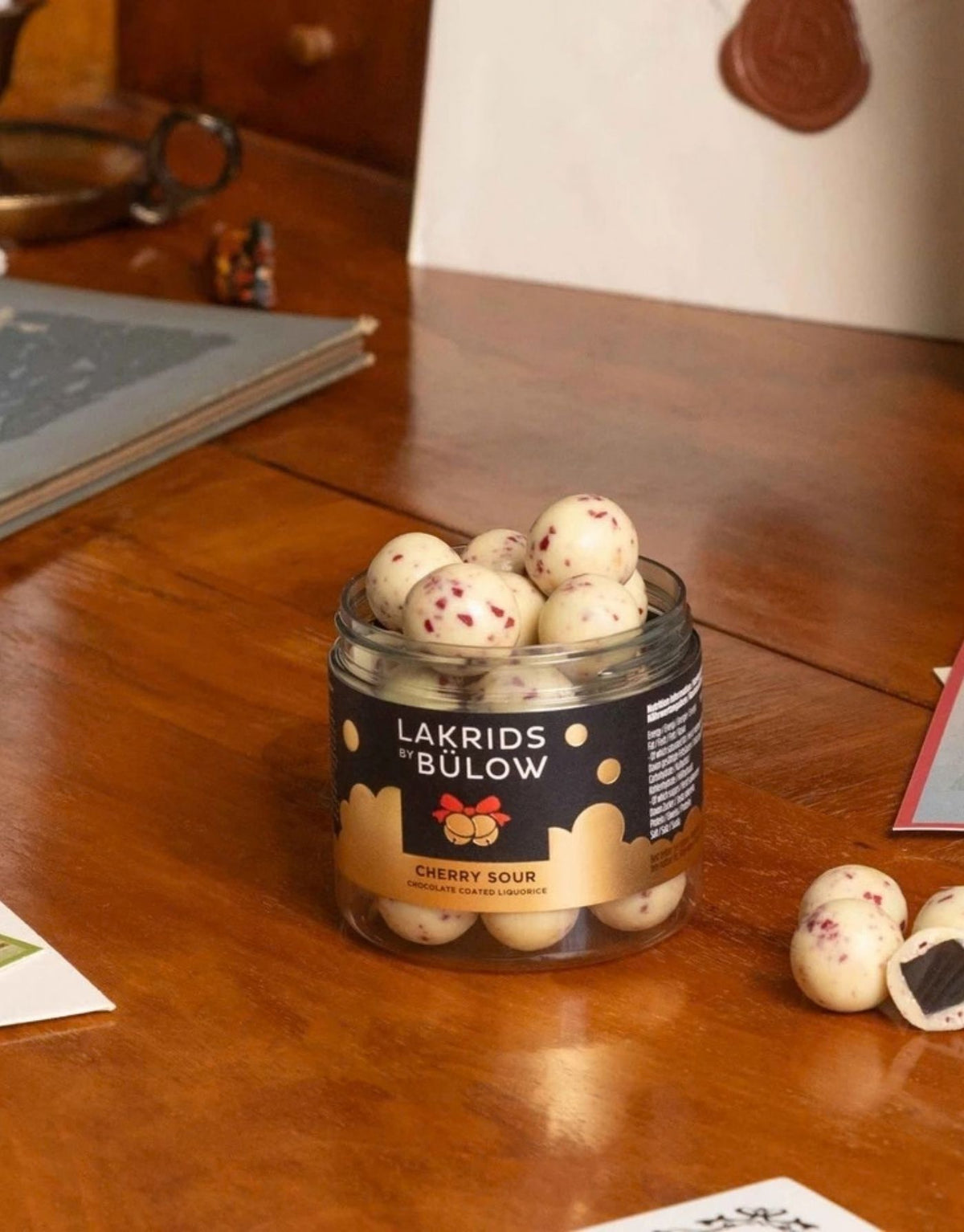 Lakrids by Bülow Cherry Sour Small mit süßem Lakritz, cremiger weißer Schokolade und fruchtig-säuerlicher Kirsche.
