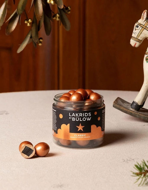 Lakrids by Bülow Classic Caramel Small mit süßem Lakritz, zartschmelzender Dulce-Schokolade und knusprigem Meersalz.