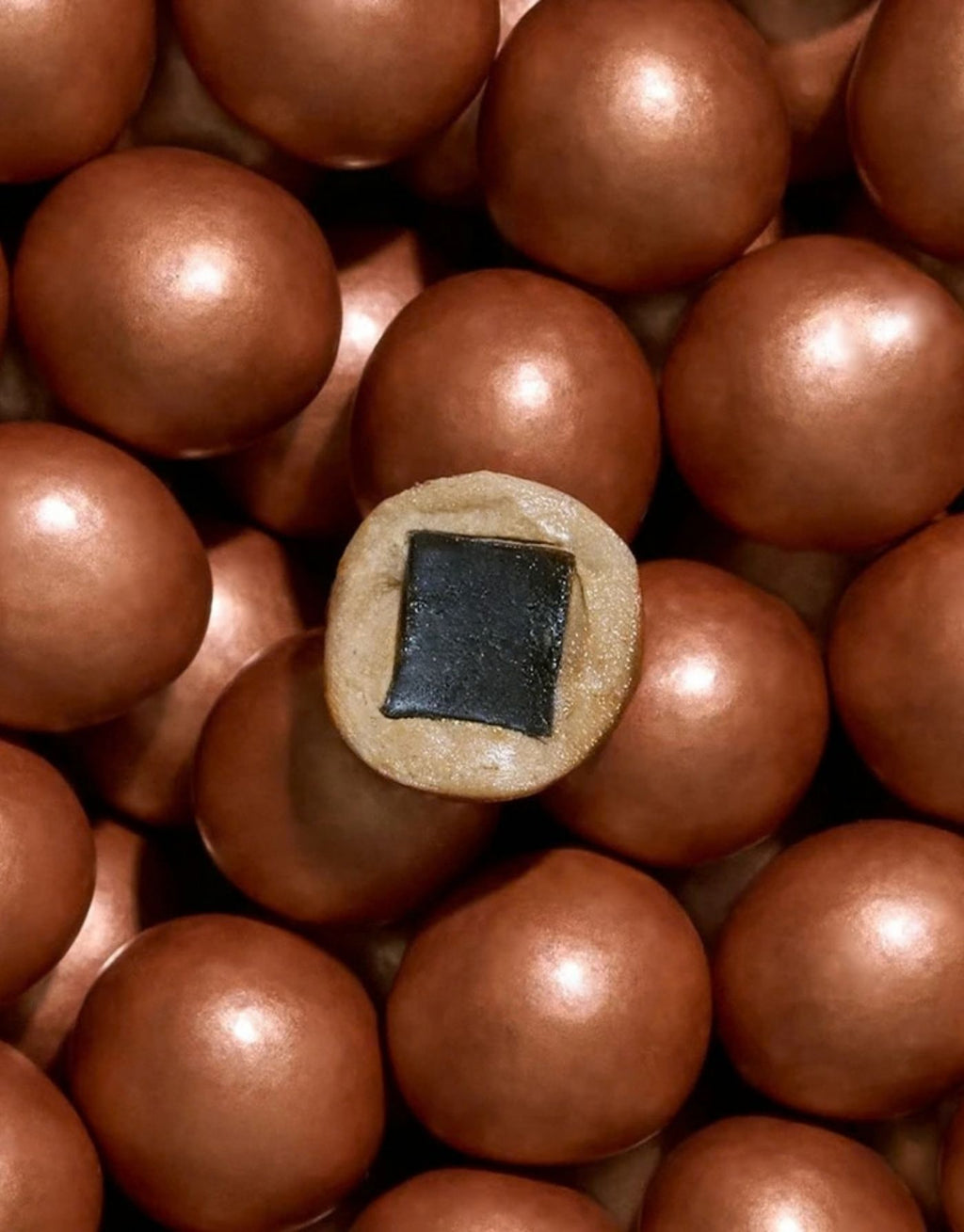 Lakrids by Bülow Classic Caramel Small mit süßem Lakritz, zartschmelzender Dulce-Schokolade und knusprigem Meersalz.