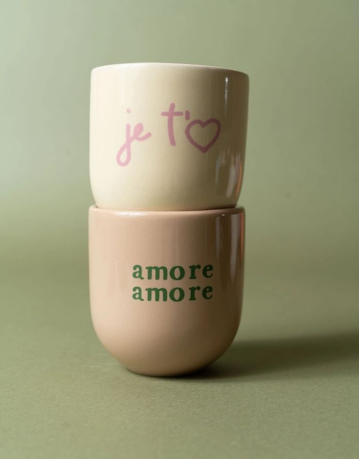 Becher von Sisi House of Style in Beige mit grünem amore amore Schriftzug unter einem je táime Becher