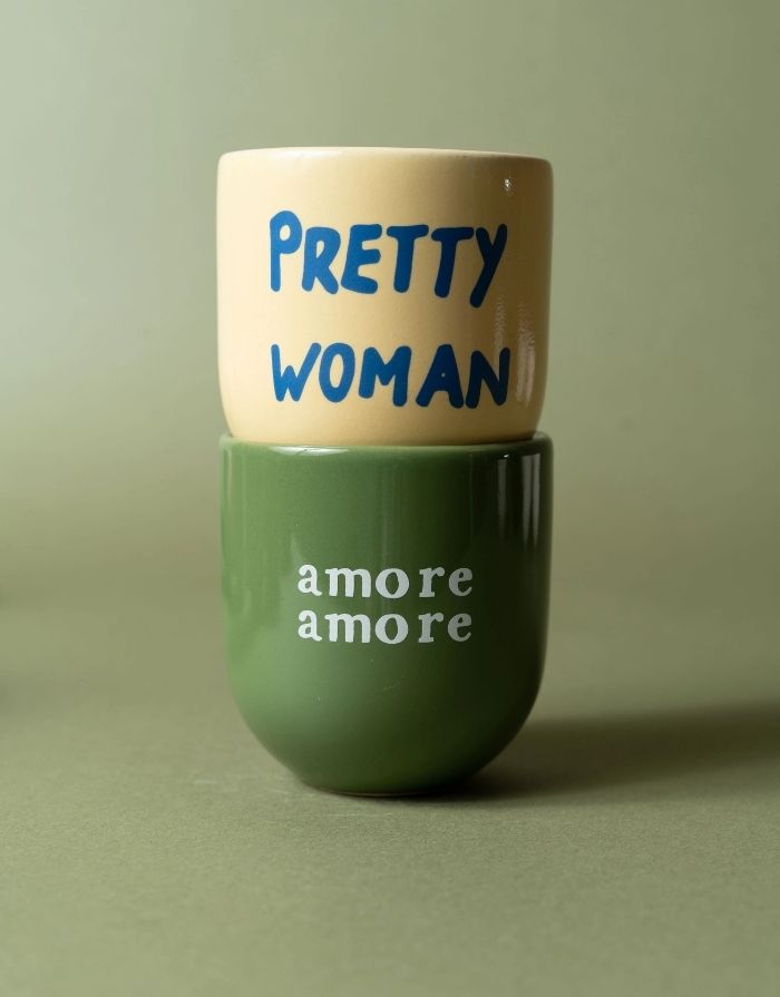 Becher ohne Henkel von Sisi House of Style in Grün mit weißem amore amore Schriftzug mit einem weiteren Becher gestapelt