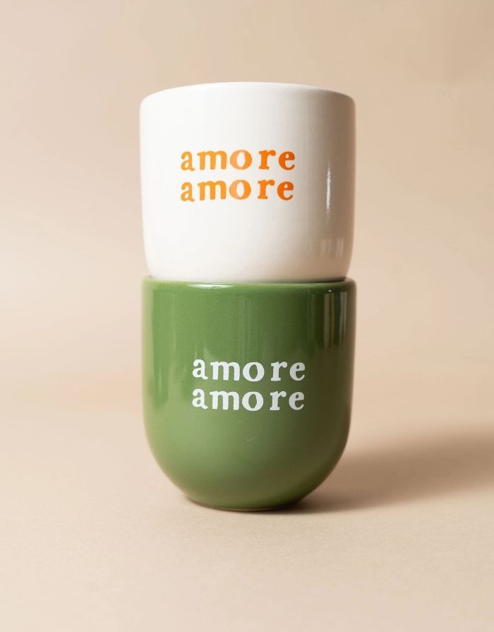  Becher ohne Henkel von Sisi House of Style in Grün mit weißem amore amore Schriftzug mit einem weißen amore amore Becher gestapelt