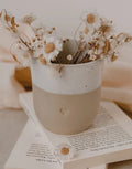 Becher Herz von Eulenschnitt in Beige und Weiß mit Blumen darin