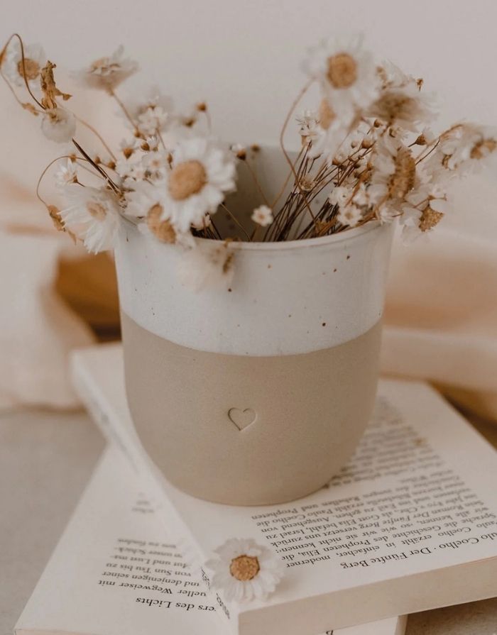 Becher Herz von Eulenschnitt in Beige und Weiß mit Blumen darin