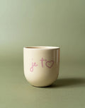 Becher ohne Henkel von Sisi House of Style in Creme mit rosafarbenem Schriftzug Je T'aime als Freisteller