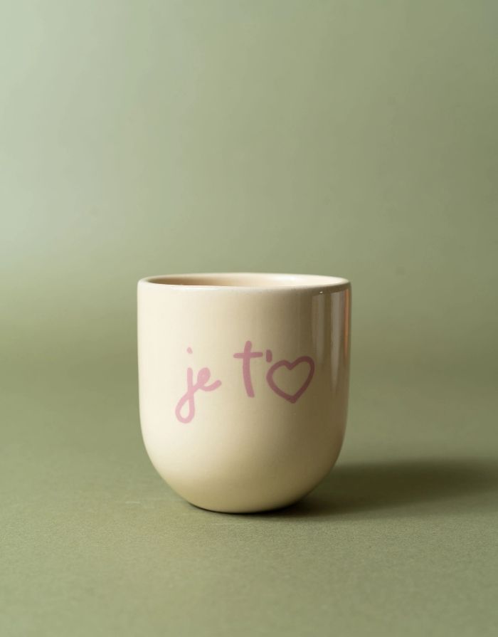 Becher ohne Henkel von Sisi House of Style in Creme mit rosafarbenem Schriftzug Je T'aime als Freisteller